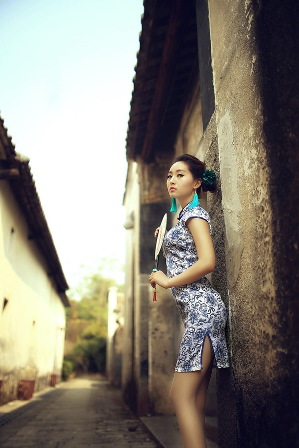 上海老街巷里的青花旗袍